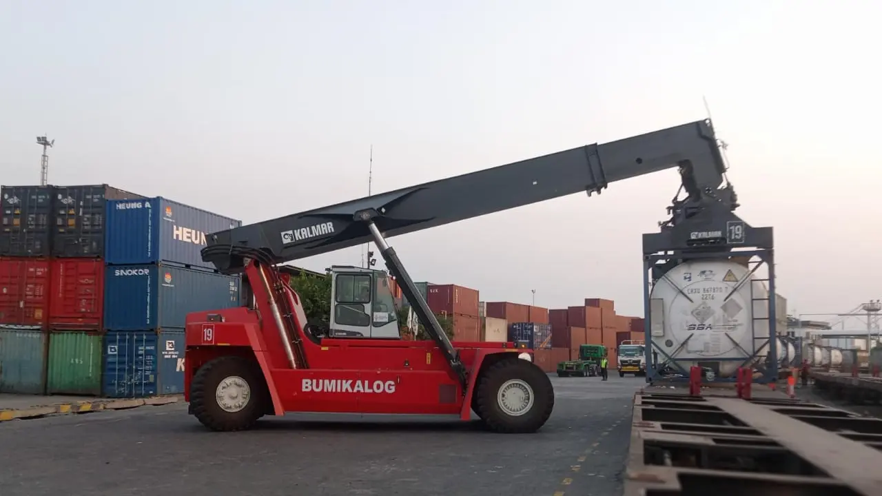 KAI Logistik, resmi memperoleh izin dari Kementerian Lingkungan Hidup dan Kehutanan untuk mengangkut 13 jenis bahan berbahaya dan beracun (B3)