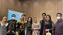 Turut menemaninya, mantan presenter Vega Darwanti yang datang bersama suami. (Instagram @dewiperssikreal.new)