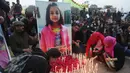 Warga Pakistan menyalakan lilin selama demonstrasi untuk mengutuk pemerkosaan dan pembunuhan Zainab Ansari, seorang gadis berusia 8 tahun, pekan lalu di kota Kasur di Lahore, Pakistan (11/1). (AP Photo / K.M. Chaudary)