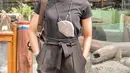 Ririn Dwi Ariyanti tampak dengan celana dan kaus ketat sebagai atasan. Ririn melengkapi penampilannya dengan topi hitam  [Instagram/ririndwiariyanti]