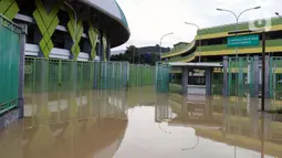 Genangan air di Stadion Patriot Candrabhaga mengakibatkan sejumlah fasilitas penting untuk menunjang jalannya pertandingan seperti gardu listrik, ruang genset, ruang ganti pemain, ruang HB, dan beberapa ruang penting lainnya terendam banjir. (Liputan6.com/Herman Zakharia)