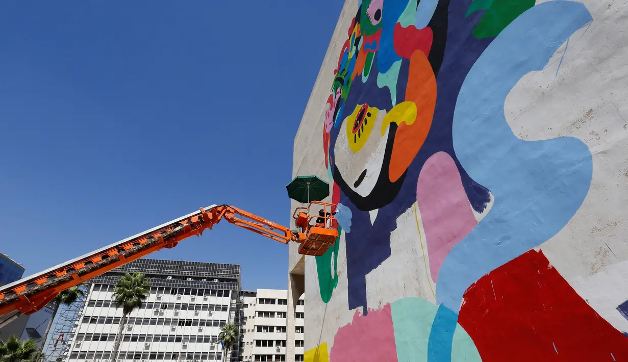 Aksi Tarsila Schubert saat membuat mural di Museum Seni Terbuka, Kota Amman, Yordania, Kamis (29/9). (REUTERS/Muhammad Hamed)