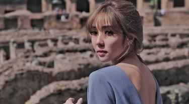 [Bintang] Jalan-jalan ke Italia, Intip Deretan Gaya Liburan Gisella Anastasia yang Seksi Memesona