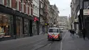 Polisi mengendarai mobil patroli mereka di jalan perbelanjaan yang biasanya ramai di pusat kota Amsterdam, 20 Desember 2021. Negara-negara di Eropa mempertimbangkan pembatasan yang lebih ketat guna membendung gelombang baru infeksi COVID-19 yang didorong oleh varian omicron.  (AP Photo/Peter Dejong)