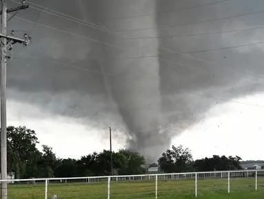 Sebuah tornado besar melanda daerah selatan Kota Oklahoma, Senin (9/5). Tornado menelan korban sebanyak dua orang dan tiga rumah penduduk hancur. (Josh EDELSON/AFP)