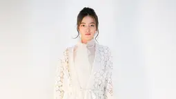 Punya suara indah dan jago berakting, kekasih dari Bryan Domani ini memang kian populer. Sudah banyak film, sinetron hingga serial yang ia bintangi. Selain itu ia pun banyak membagikan hasil pemotretannya yang tampil dengan makeup flawless. (Liputan6.com/IG/@mawar_eva)