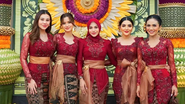 Aurel Hermansyah Pakai Kebaya Bali Hijab (Foto: Instagram @krisdayantilemos)