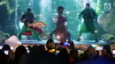 Pengunjung menyaksikan pertunjukkan barongsai di dalam air di Seaworld Ancol, Jakarta, Minggu (3/2). Pertunjukan dalam rangka memeriahkan Tahun Baru Imlek 2570 tersebut mengangkat tema "The Legend of 12 Shio". (Liputan6.com/Johan Tallo)