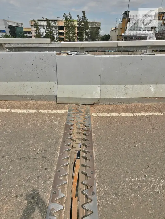 Penampakan retakan yang terjadi di flyover Cengkareng, Jakarta, Kamis (27/12). Bagian penyambung flyover itu pun tinggi sebelah. (Liputan6.com/Herman Zakharia)