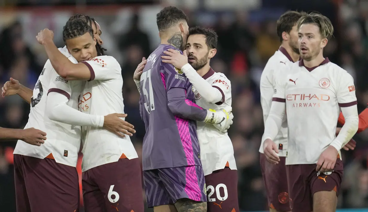 Selebrasi kemenangan para pemain Manchester City setelah mengalahkan Luton Town 2-1 pada laga pekan ke-16 Liga Inggris 2023/2024 di Kenilworth Road, Luton, Minggu (10/12/2023) malam WIB. (AP Photo/Kin Cheung)