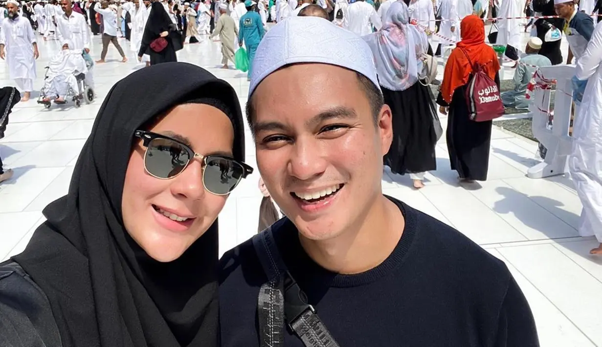 Pasangan Baim Wong dan Paula Verhoeven beberapa tahun lalu bertolak ke Tanah Suci untuk menjalankan ibadah umrah. Penampilan Paula Verhoeven dengan hijab berhasil curi perhatian. Parasnya yang cantik saat berhijab bikin pangling. (Liputan6.com/IG/@paula_verhoeven)