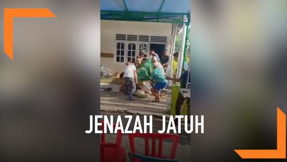 VIDEO: Heboh Jenazah Jatuh dari Keranda saat Dibawa ke Pemakaman