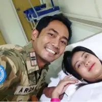 Yama Carlos dan sang istri, Arfita Dwi Putri. (Instagram/arfitadwip)