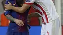 Pemain Olympiakos, Panagiotis Tachtsidis memberi penghormatan kepada pemain Barcelona, Lionel Messi usai laga babak penyisihan Grup D Liga Champions di Georgios Karaiskáki, Rabu (1/11). Blaugrana harus puas dengan hasil seri 0-0. (AP/Thanassis Stavrakis)