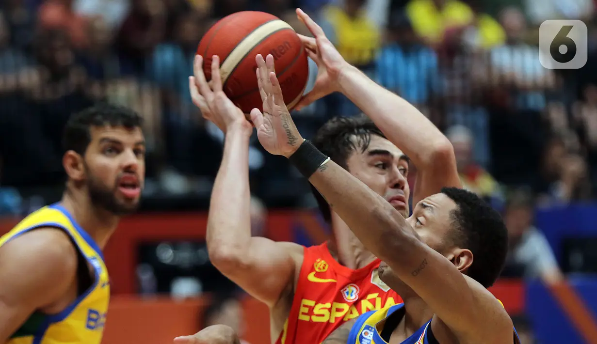 Timnas basket Spanyol berhasil lepas dari tekanan Brazil dan lolos pada babak penyisihan Grup G untuk melanjutkan putaran kedua fase grup usai menang 96-78 pada penyisihan Grup G FIBA World Cup 2023 di Indonesia Arena, Gelora Bung Karno, Jakarta, Senin (28/8/2023). (Liputan6.com/Helmi Fithriansyah)
