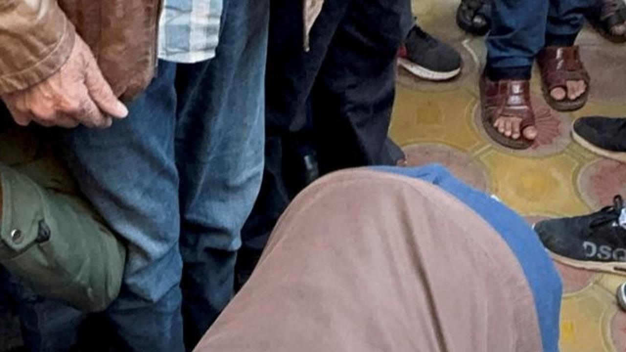 FOTO: Isak Tangis Jurnalis Pecah saat Pemakaman Kameraman Al Jazeera Samer Abu Daqqa yang Tewas Diserang Drone Israel