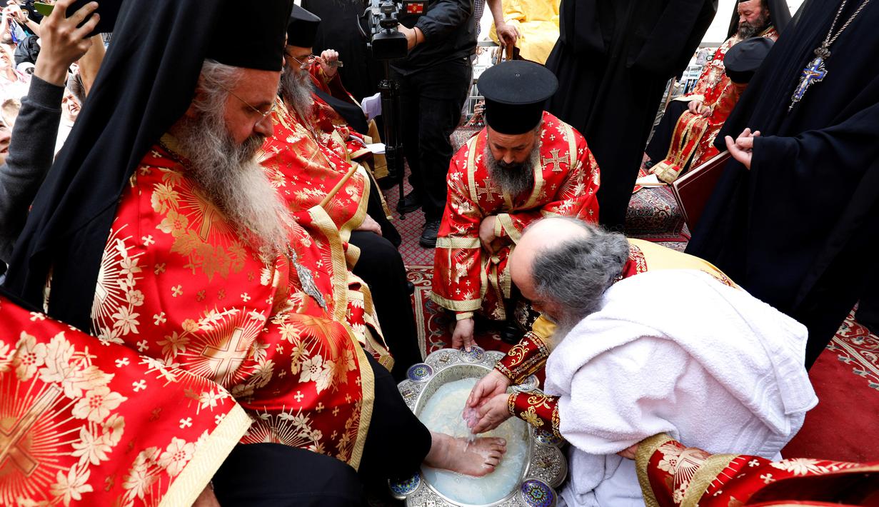 FOTO Gereja Ortodoks Yerusalem Gelar Ritual Cuci Kaki Tradisional