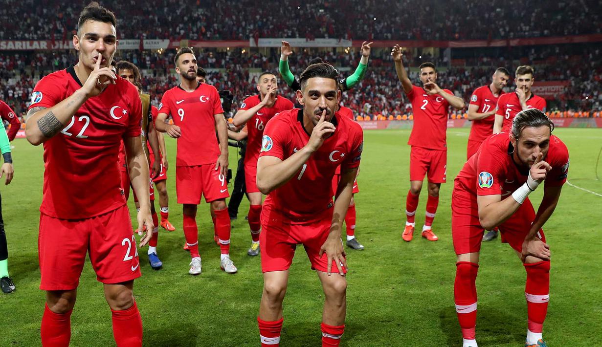 Para pemain Turki merayakan kemenangan atas Prancis pada laga kualifikasi Piala Eropa 2020 di Stadion Buyuksehir Belediyesi, Minggu (9/6). Turki menang 2-0 atas Prancis. (AFP/Adem Altan)