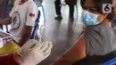 Petugas medis bersiap melakukan vaksinasi Covid-19 kepada seorang tenaga pendidik di Gor Total Persada, Kota Tangerang, Selasa (8/6/2021). Vaksinasi tersebut untuk melindungi mereka dari Covid-19 yang tengah mewabah. (Liputan6.com/Angga Yuniar)