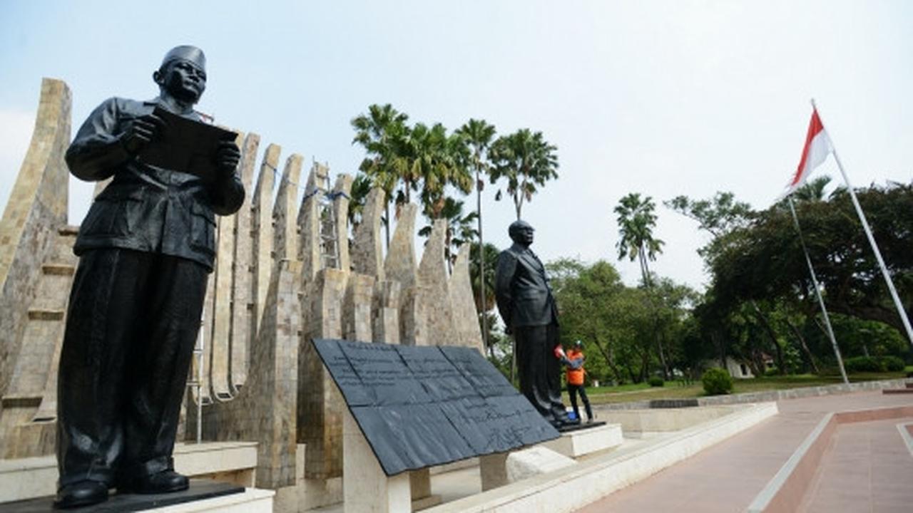 Sucikan Hari Kemerdekaan, patung Soekarno-Hatta dibersihkan