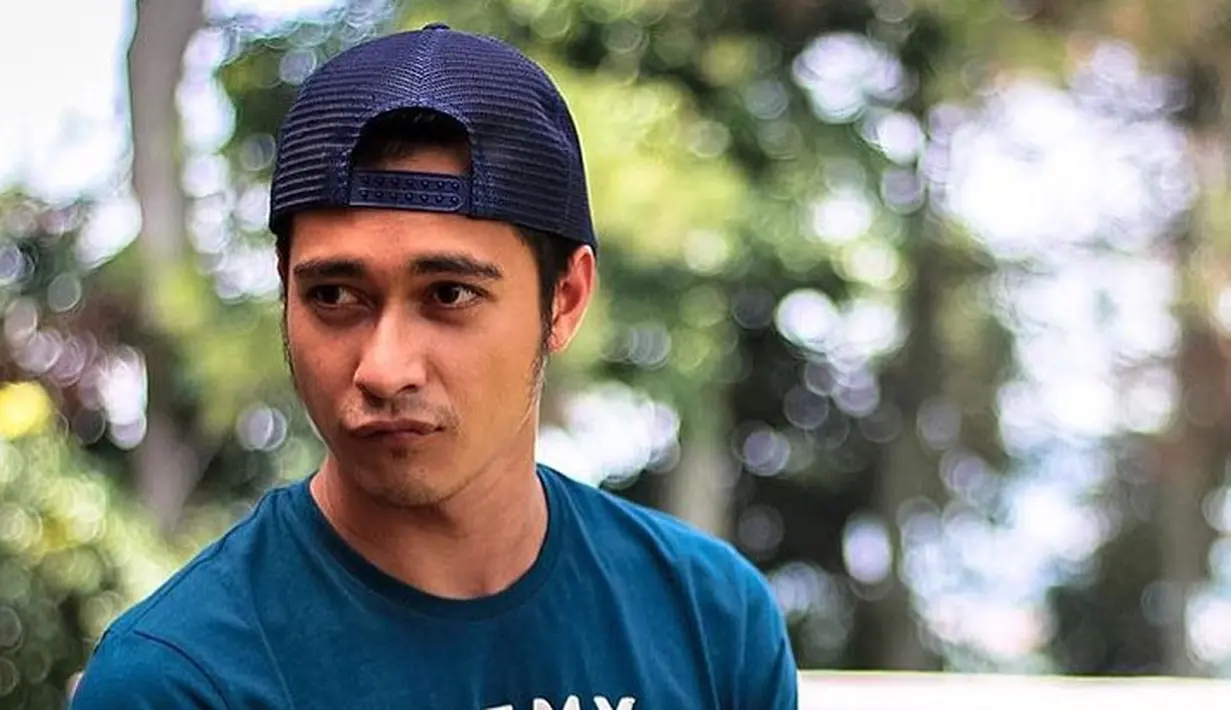 Salah satu dari foto yang diunggah, terlihat Eza an Echa menunjukan buku nikah. (instagram/ezagio)