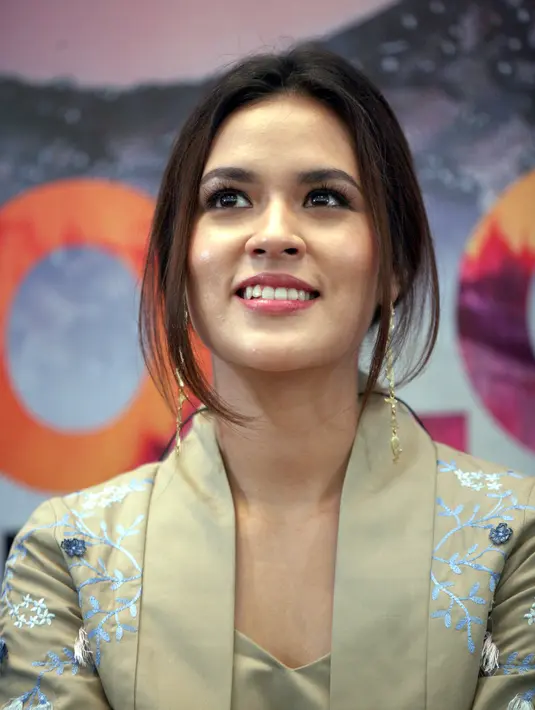 "Nulis lagu ama Haris Pranowo. Ibaratnya masuk studio dengan orang-orang yang biasa. Aku emang harus dengan orang yang kukenal. Aku termasuk introvert orangnya. Pas nulis lagunya, lebih bayangin ballad," kata Raisa. (Nurwahyunan/Bintang.com)