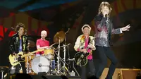 Band Veteran asal Inggris The Rolling Stones mengelar konser bertajuk "Amerika Latin Ole Tour" di Santiago, Chili (3/2). The Rolling Stones memberikan fans kesempatan memilih satu lagu pada konser melalui polling online. (REUTERS/Rodrigo Garrido)