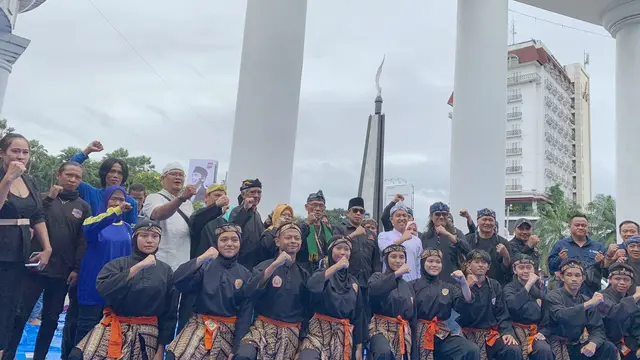 Sejumlah Budayawan yang tergabung dalam Obor Hurung mendekkarasi dukungan kepada Sendi Fardianysah sebagai Wali Kota Bogor. (istimewa)