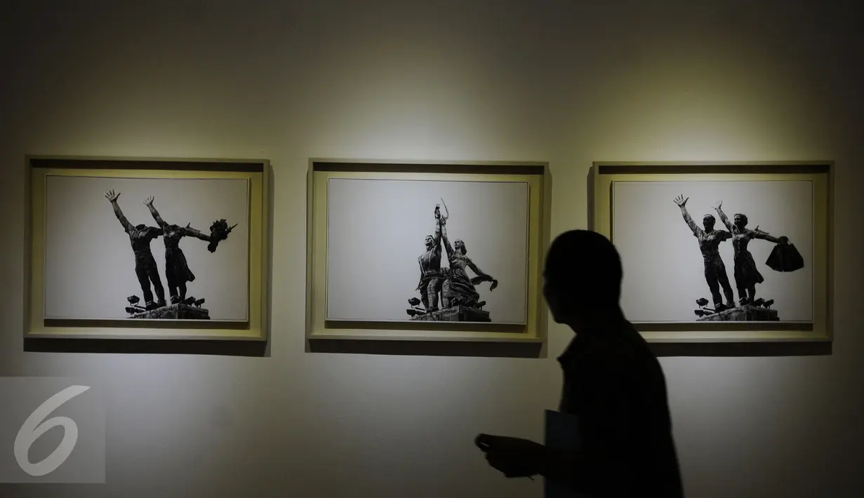 Pengunjung melihat karya Ahdiyat Nur Hartarta di Galeri Nasional, Jakarta, Jumat (28/10). Pameran bertema SEA+ Tiennale menampilkan 44 karya seni rupa dua dan tiga dimensi buah pemikiran 44 perupa dari 12 negara. (Liputan6.com/Helmi Fithriansyah)