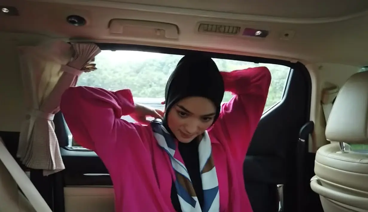 Melalui kanal Youtubenya, perempuan seorang anak itu dari acara film barunya langsung menuju tempat berlangsungnya konser bertajuk Born Pink di hari pertama. [Youtube/Ciky Citra Rezky]