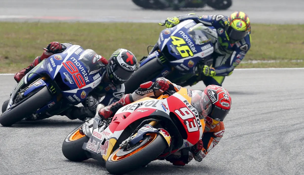 Pembalap Repsol Honda Marc Marquez (depan)  bersaing ketat dengan kedua pembalap Yamaha dibelakangnya selama MotoGP Malaysia, Minggu (25/10/2015). Marquez terjatuh di lap ketujuh karena terjadi insiden dengan Rossi. (REUTERS/Olivia Harris)