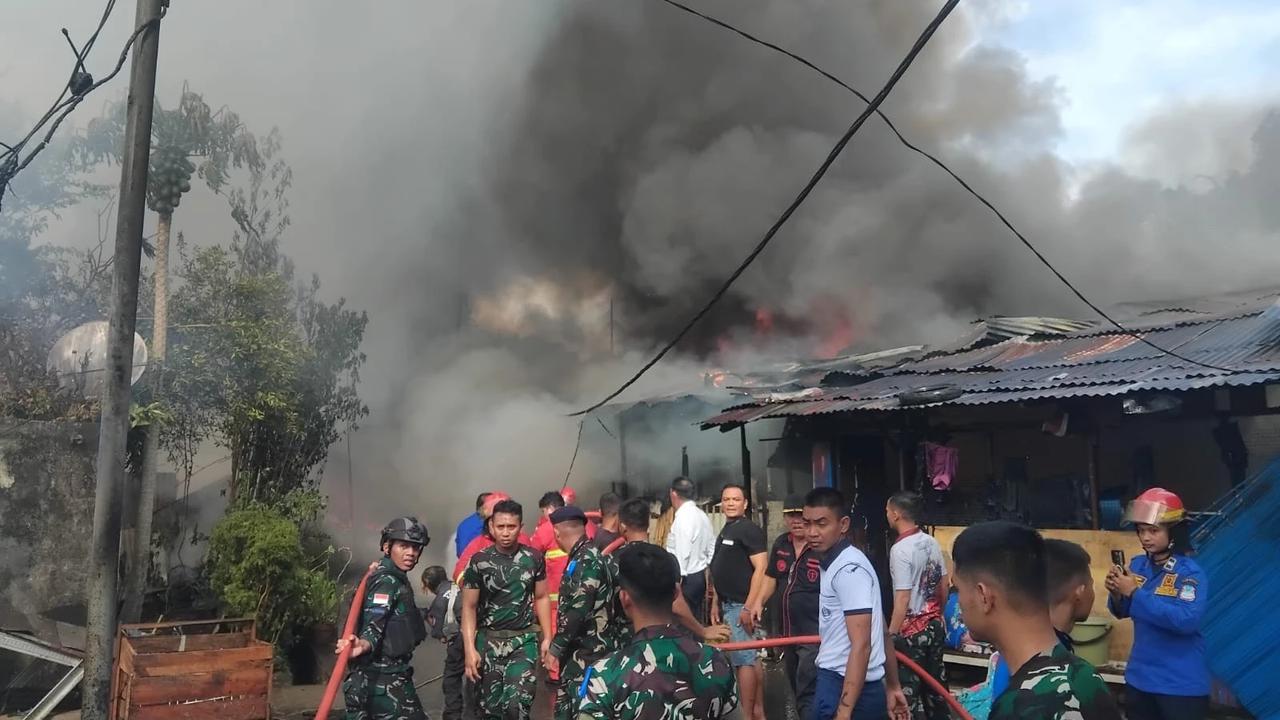 FOTO: Prajurit TNI AL Bantu Pemadaman Kebakaran Permukiman di Manado