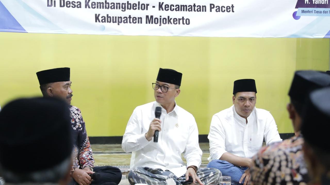 Potret Mendes PDT Yandri Lesehan Bareng Warga Desa di Mojokerto