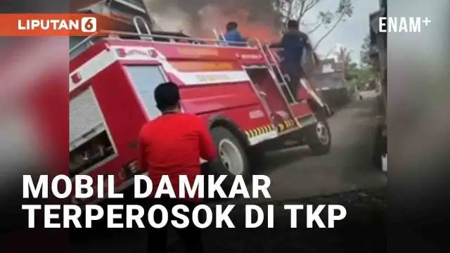 Gerak cepat pemadam kebakaran di Sidrap, Pangkajene, Sulawesi Selatan berujung apes. Mobil damkar terperosok hingga miring saat mencapai TKP. Fokus warga seketika bergeser untuk menolong mobil tersebut.