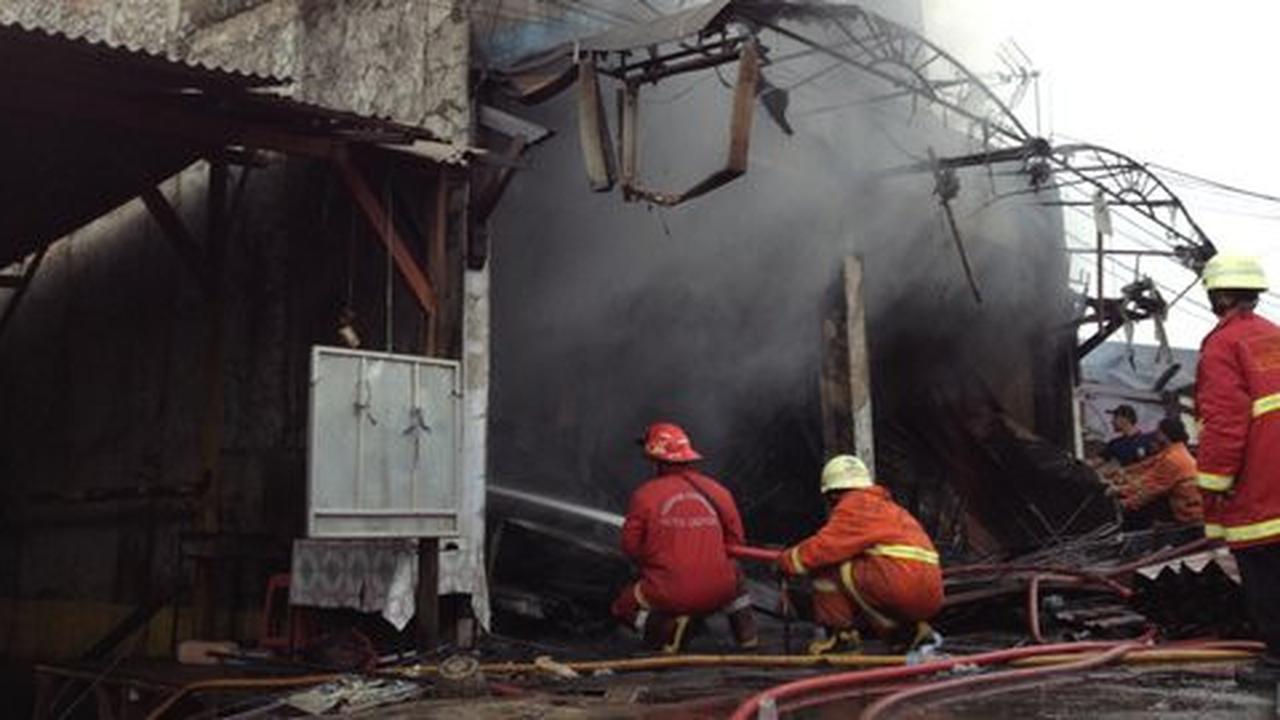 Toko onderdil dan sembako di Pasar Merdeka Bogor ludes terbakar
