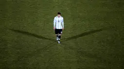 Gelandang Argentina, Lionel Messi, tampak murung usai kalah melawan Chile pada partai final Copa America di Stadion National, Chile. Peraih empat titel Ballon d’Or itu kembali gagal berprestasi bersama negaranya. (Reuters/Ricardo Moraes)