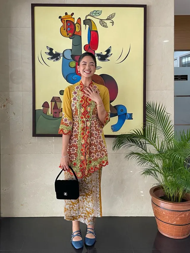 Public figure pakai kebaya encim