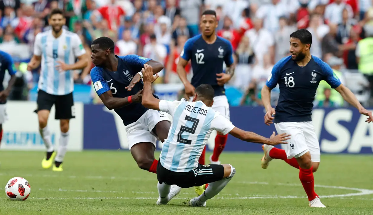 Gelandang Prancis, Paul Pogba berusaha melewati bek Argentina, Gabriel Mercado saat bertanding pada babak 16 besar Piala Dunia di Kazan Arena di Kazan, Rusia, (30/6). Prancis menang tipis 4-3 atas Argentina. (AP Photo/David Vincent)