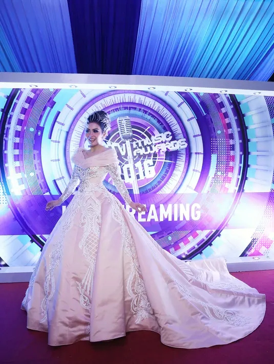 Malam itu, pelantun lagu Sesuatu itu mengusung beberapa konsep. Diantaranya konsep fashion Woman in Black. (Nurwahyunan/Bintang.com)