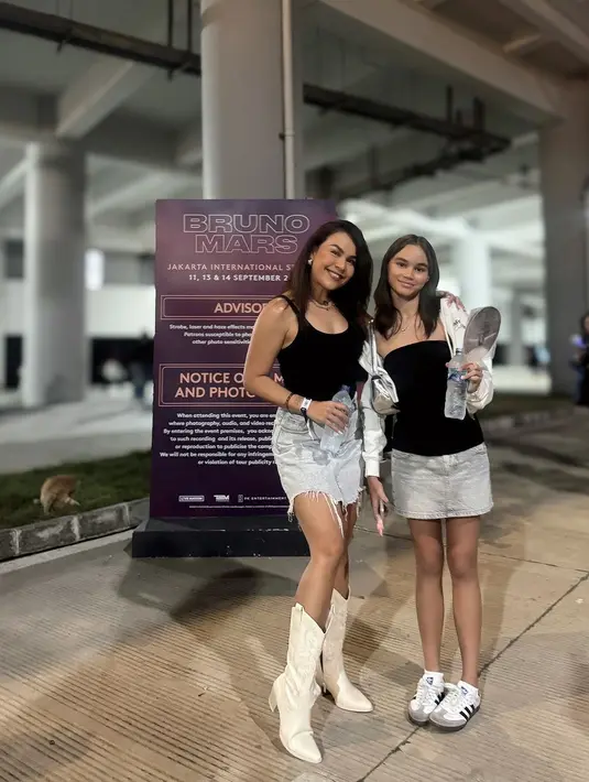 Gaya Melaney Ricardo dan sang putri yang mengenakan atasan hitam dan light denim sebagai bawahan bisa jadi inspirasi buat gaya konser ibu-anak. Kasual tapi kece! [@melaney_ricardo].