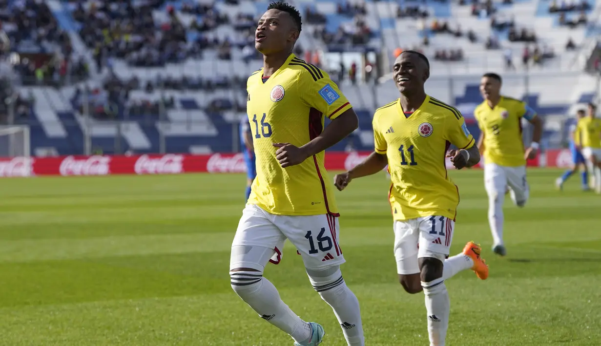 Selebrasi gelandang Timnas Kolombia U-20, Oscar Cortes setelah menjebol gawang Slovakia pada laga babak 16 besar Piala Dunia U-20 2023 di Bicentenario Stadium, San Juan, Argentina (31/5/2023). Oscar Cortes yang kini membela Millonarios total mencetak 4 gol dan 2 assist dari 5 laga di Piala Dunia U-20 2023 bersama Timnas Kolombia. Sayang, Kolombia telah tersingkir di babak perempatfinal setelah takluk 1-3 dari Italia. (AP Photo/Ricardo Mazalan)
