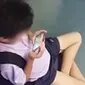 Seorang anak sekolah berseragam dengan cueknya menonton video porno buat kaget penumpang kereta lainnya