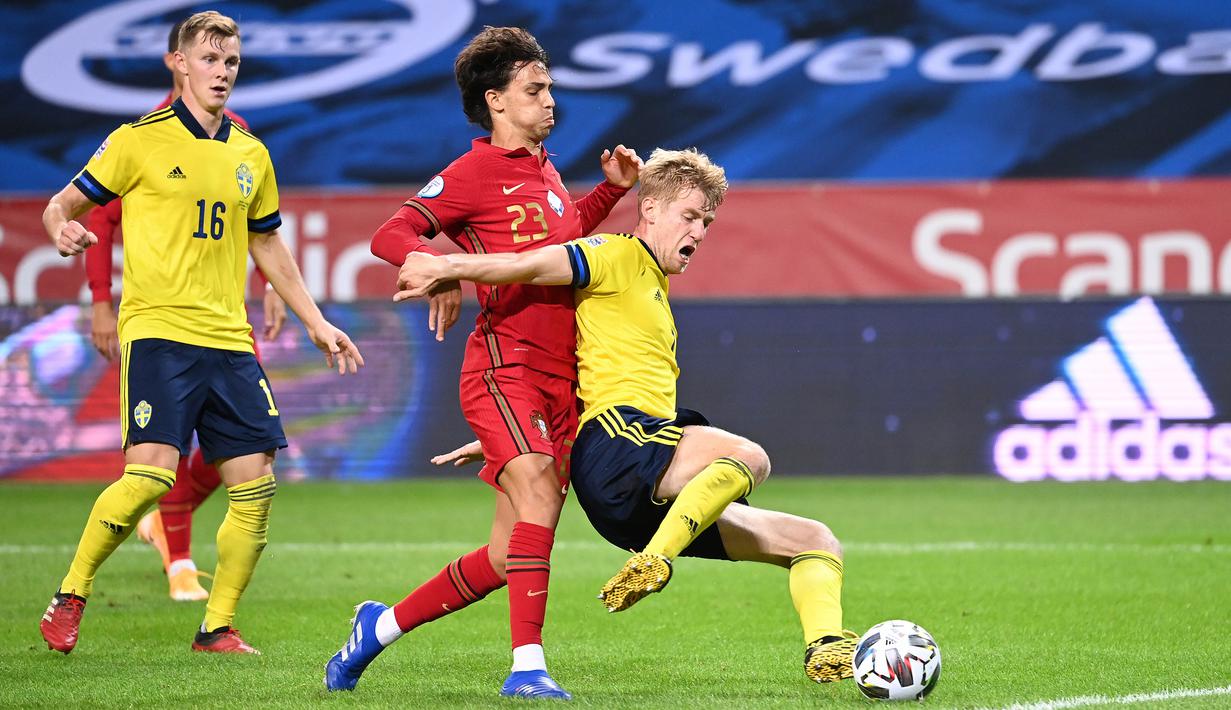 Penyerang Portugal, Joao Felix, berebut bola dengan bek Swedia, Filip Helander, pada laga UEFA Nations League di Stadion Friends Arena, Rabu (9/9/2020) dini hari WIB. Portugal menang 2-0 atas Swedia. (AFP/Jonathan Nackstrand)