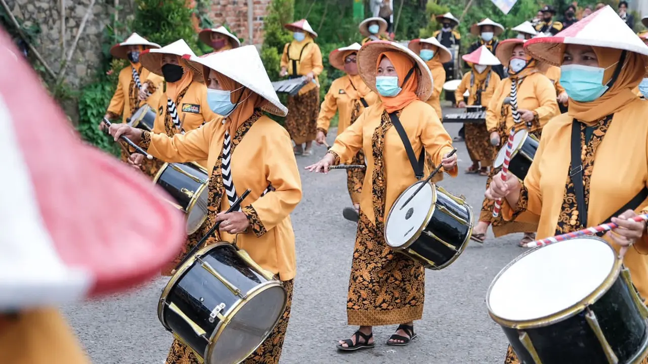 Saat Sandiaga Uno Nyawer Pemain Marching Band Opa-Oma di Desa Wisata Cisande