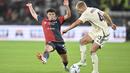 Pemain Genoa, Allan Matturro (kiri) berusaha merebut bola dari pemain AS Roma, Rasmus Kristensen pada laga lanjutan Liga Italia 2023/2024 yang berlangsung di Luigi Ferraris Stadium, Genoa, Italia, Jumat (29/09/2023) dini hari WIB. (AP Photo/LaPresse/Tano Pecoraro)