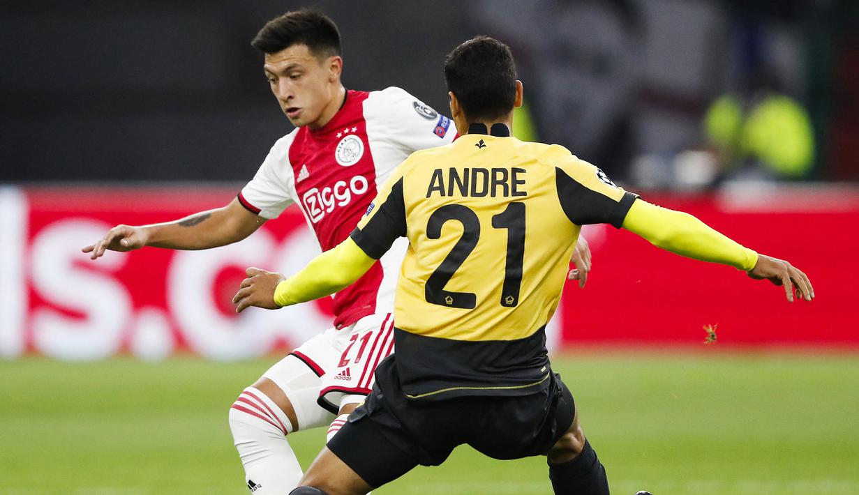 Lisandro Martinez. Bek tengah Argentina berusia 24 tahun ini baru akan menjalani kali kedua dilatih oleh erik ten Hag usai sama-sama meninggalkan Ajax Amsterdam untuk bergabung dengan Manchester United mulai musim 2022/2023. Ia didatangkan Ajax Amsterdam yang dibesut oleh Erik ten Hag dari Defensa y Yudicia pada awal musim 2019/2020. Kini setelah sama-sama meninggalkan Ajax di akhir musim 2021/2022, keduanya kembali akan bekerjasama bareng Setan Merah. (AFP/ANP/Maurice van Steen)