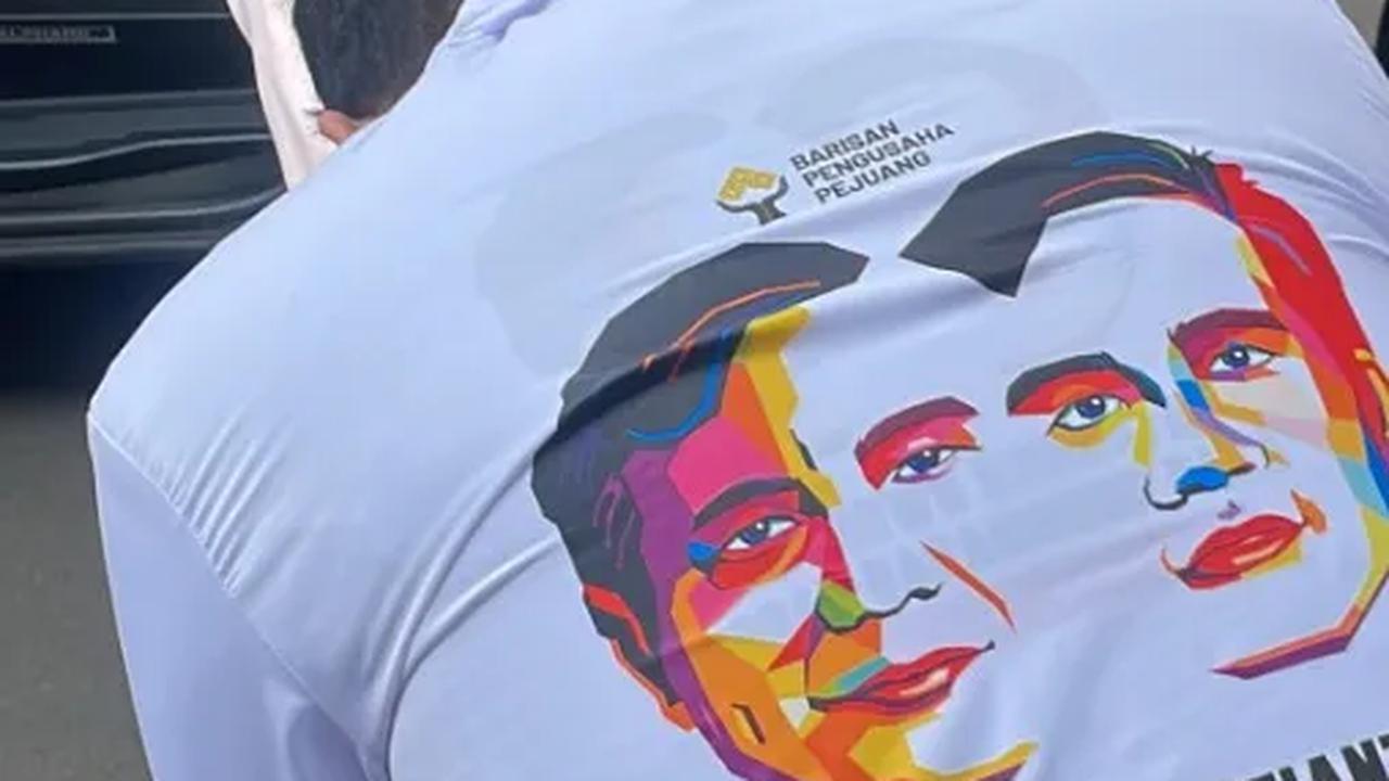 Berbaju Prabowo-Gibran, Bobby Nasution Membungkuk Cium Tangan Prabowo