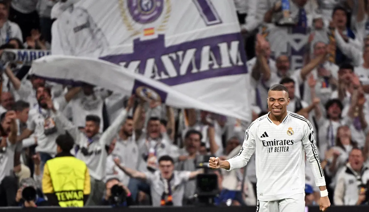 Penyerang Real Madrid, Kylian Mbappe merayakan gol ketiganya saat pertandingan leg kedua play-off fase gugur Liga Champions 2024/2025 melawan Manchester City di stadion Santiago Bernabeu, Madrid, Rabu 19 Februari 2025 waktu setempat atau Kamis 20 Februari 2025 dini hari WIB. (JAVIER SORIANO/AFP)