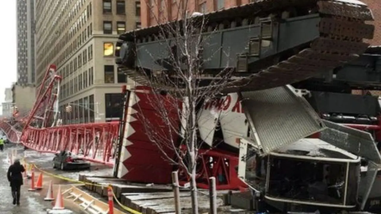 Crane besar jatuh di kota New York diduga akibat angin kencang