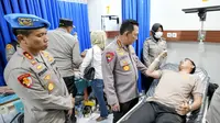 Kapolri Jenderal Listyo Sigit Prabowo menjenguk masyarakat dan personel Polri yang menjadi korban peristiwa bom bunuh diri Mapolsek Astana Anyar di Rumah Sakit Immanuel, Bandung, Jawa Barat, Rabu (7/12/2022). (Ist)